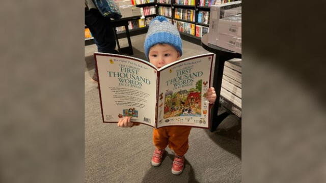 Teddy Hobbs aprendió a leer a la edad de 2 años. Foto: BBC   