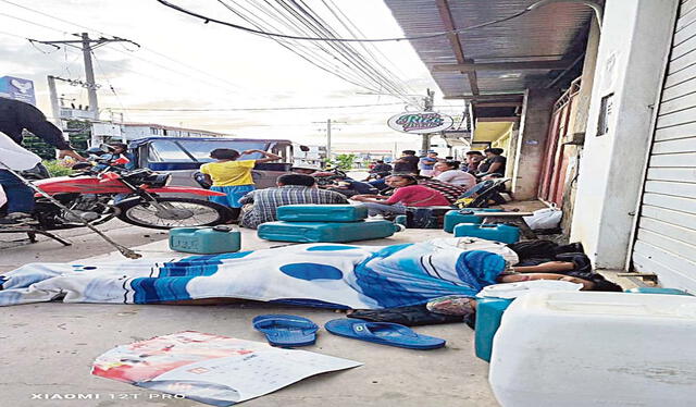 Duermen en la calle. Familias deben formas largas colas. Foto: difusión   