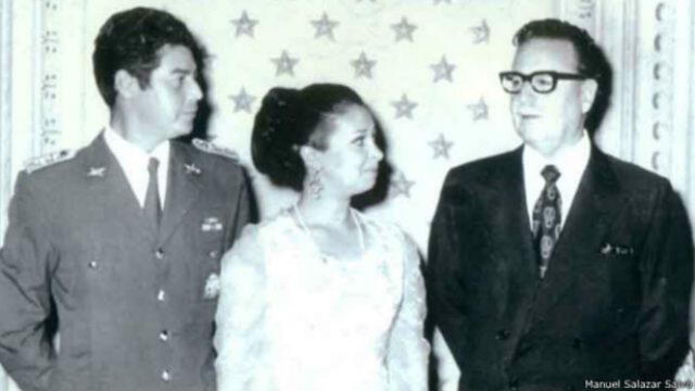 El capitán de Carabineros José Muñoz junto con su esposa y al presidente Salvador Allende. Foto: Manuel Salazar Salvo   