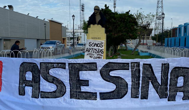 Plazuela Raymondi también fue llenada de carteles en contra del gobierno. Foto: Foto: colectivo Agentes Culturales   