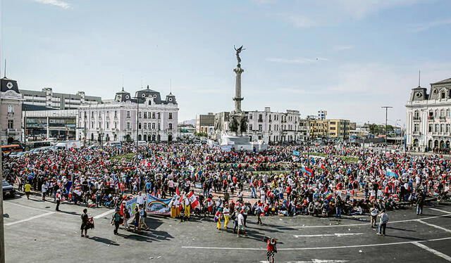  Dos de mayo. Histórica plaza congrega a manifestantes antes de sus marchas. Foto: John Reyes/La República   