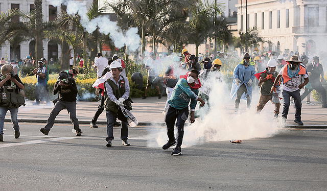  Enfrentamientos. Siguieron choques con la Policía, incluso hasta la noche. Foto: Gerardo Marin/La República   