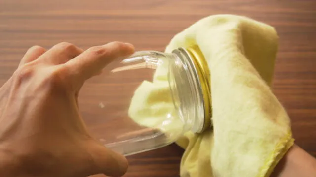  Con un trapo de cocina puedes abrir la tapa de un frasco de vidrio. Foto: Wikihow    