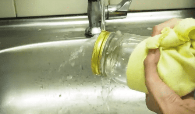 El agua caliente ayudará a que la tapa del frasco se expanda. Foto: Wikihow 