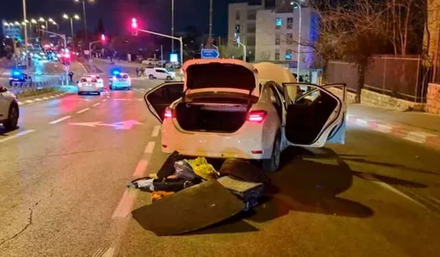 <br> El automóvil que usó el terrorista cuando mató a 7 personas en una sinagoga en el barrio de Neve Yaakov. Foto: Portavoz de la Policía    