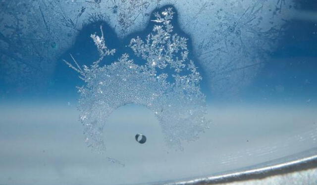 Pequeño orificio en la ventana de un avión. Foto: La Vanguardia   