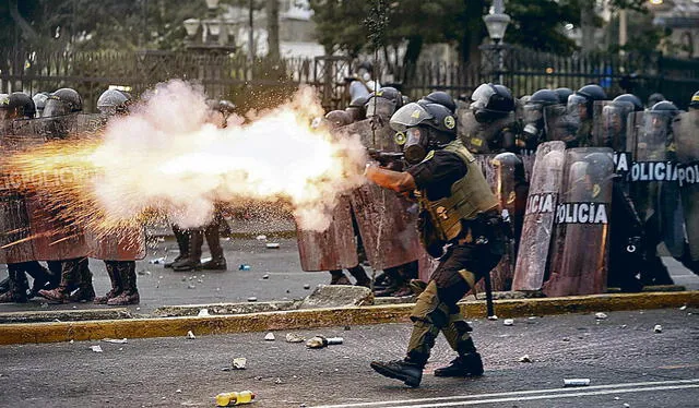  Reacción. La policía desplegó todas sus fuerzas para impedir el paso a los violentos. Foto: EFE    