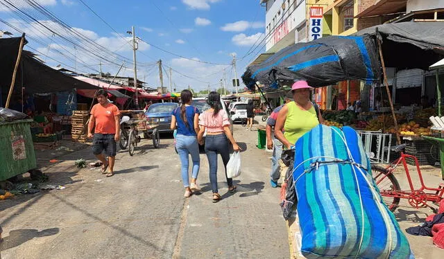 Consumidores afectados por incremento de precios de productos para la canasta familiar. Foto: Grover Lozada.   