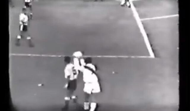 Roberto Chale golpea con el balón en la cabeza al argentino Juan Carlos Rulli durante el partido para la clasificación al mundial de México 70. Foto: difusión   