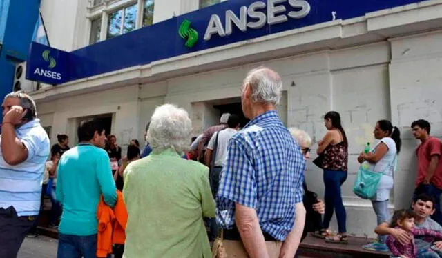 Los jubilados y pensionistas de Anses cobrarán en fechas diferenciadas de acuerdo a si superan o no un haber mínimo. Foto: CEDOC   