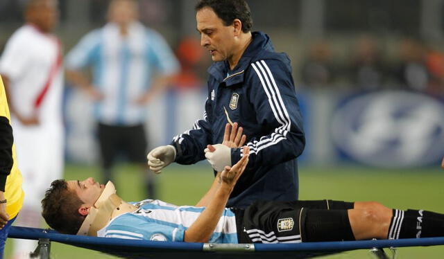 Fernando Gago salió lesionado del duelo entre Perú y Argentina de 2012. Foto: AFP   