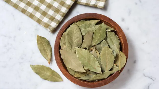 Las hojas de laurel junto al bicarbonato ayudan a desmanchar las prendas de ropa. Foto: cocina facil   