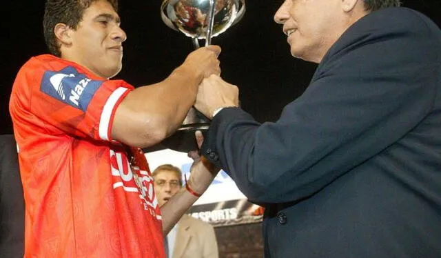 Carlos Lugo recibiendo el trofeo de la Copa Sudamericana. Foto: AFP   