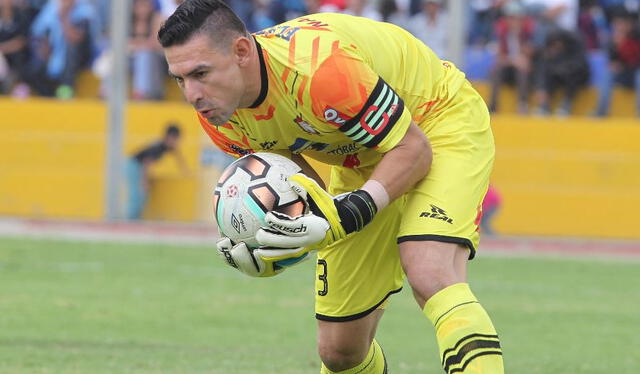  Mario Villasanti se animó a patear penales con la escuadra ayacuchana. Foto: LR   
