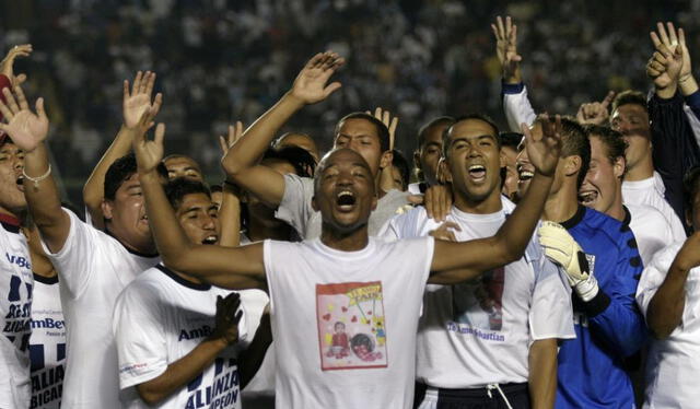  Festejos de Alianza Lima tras vencer por penales a Cristal en la final nacional 2004. Foto: EFE   