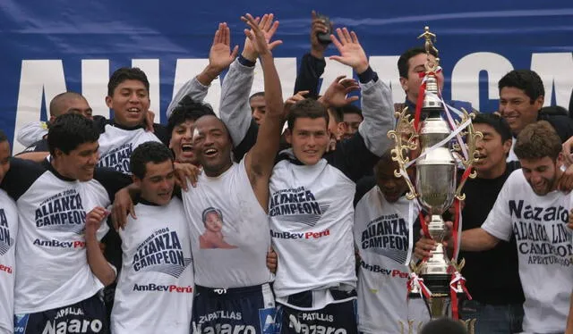  Celebración de Alianza Lima después de vencer por la mínima diferencia a Universitario y ganar con anticipación el Apertura. Foto: Difusión   