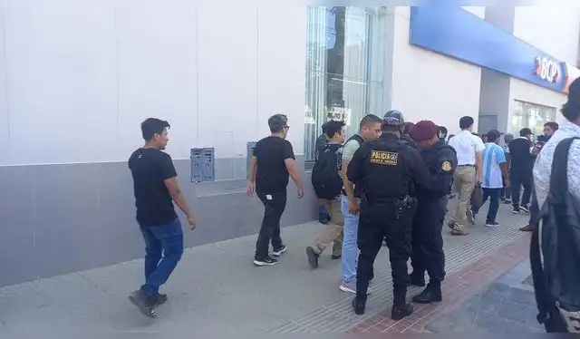 Policía llega hasta el lugar de los hechos para investigar el asalto. Foto: Rosa Quincho.   