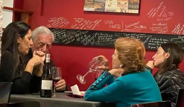 Mario Vargas Llosa y su exesposa en un restaurante italiano. Foto: ¡Hola!   