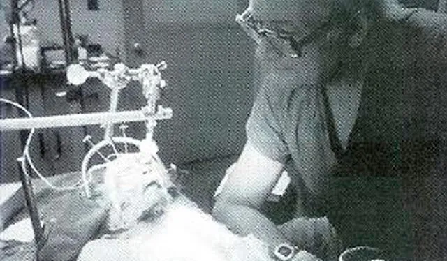<br> Robert White con uno de sus tantos experimentos en monos. Foto: Mad Scientist Blog    