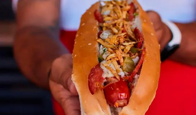  Un perro caliente polaco puede alcanzar los US$3,5 en los estadios de la Serie del Caribe. Foto: AntoHousemcy/Instagram/referencial   