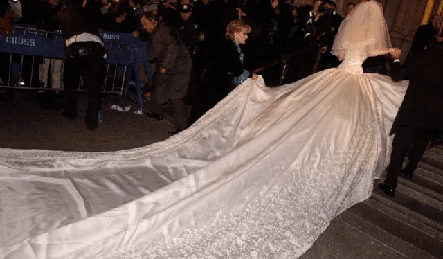  El vestido de novia de Thalía lucía una cola de 17 metros. Foto: difusión   