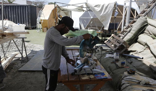  Un técnico de Domos Perú prepara las piezas de aluminio de los domos. Foto: Marco Cotrina/La República   