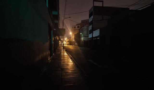 Se registró un apagón durante las protestas en el jirón Sandía con Las Bambas, en el Centro de Lima. Foto: Vanessa Sandoval/ La República   