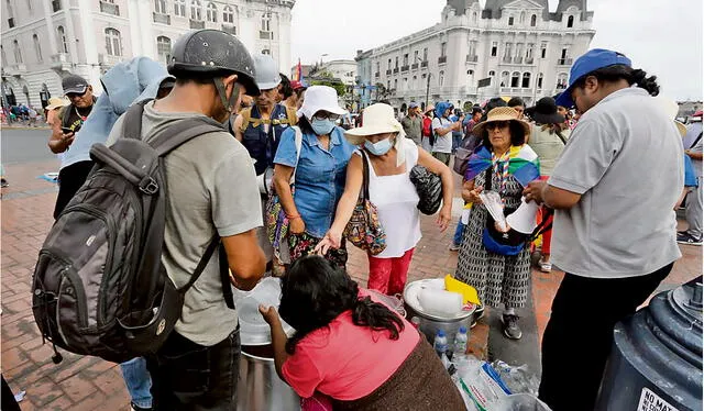  Solidaridad. La recolección de alimentos y medicinas se difunde en las redes sociales. Foto: Félix Contreras/La República   