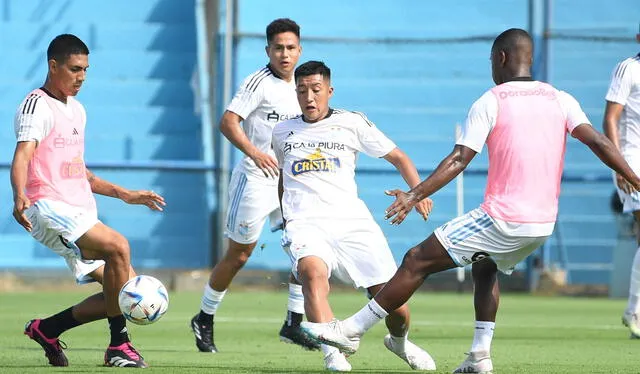 Pese a que iba a ganar por walkover, los jugadores de Sporting Cristal calentaron con normalidad. Foto: Liga 1   