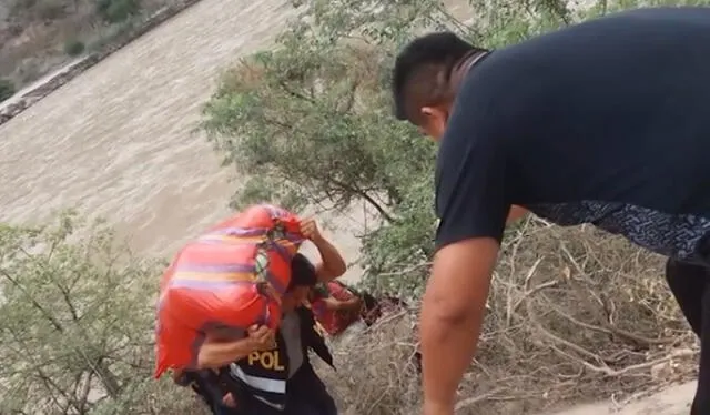 Droga fue abandonada a un costado del río. Foto: captura Sol TV Perú   