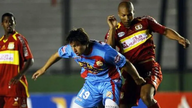 Miguel Araujo y Jairsino Baylón jugaron la Libertadores con Sport Huancayo. Foto: AFP   