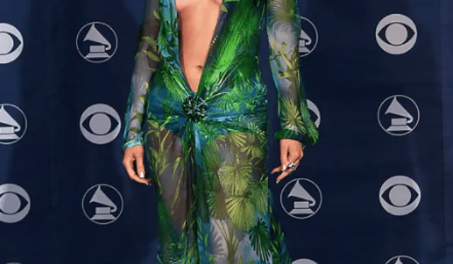 Jennifer López impactó con su vestido Versace en los Premios Grammy del 2000. Foto: Vogue México   
