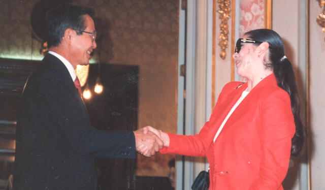 Isabel Pantoja fue recibida por Alberto Fujimori cuando llegó al Perú. Foto: La República   