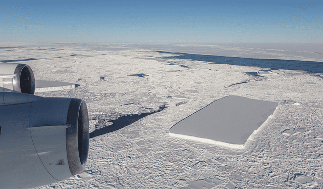  El iceberg rectangular visto desde lo alto del avión de la agencia espacial estadounidense. Foto: NASA / Jeremy Harbeck   