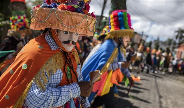 Los ciudadanos participan en el baile del Toro Hueco en Nicaragua. Foto: AFP   