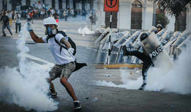  Diferentes gremios denunciaron el uso fuerte de bombas lacrimógenas pese a que había civiles recorriendo las calles. Foto: La República   