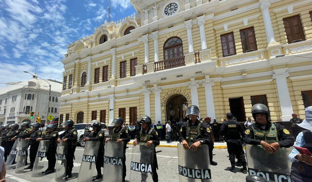  La Policía brindó seguridad en el palacio municipal de Chiclayo. Foto: Rosa Quincho/URPI-La República    