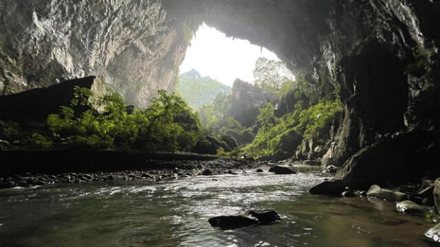  Un río subterráneo dentro del sumidero kárstico en Guangxi Zhuang. Foto: Yuan Hai Zhang / Atlas Obscura 