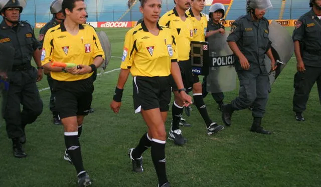 Silvia Reyes saliendo del campo de juego del San Martín vs. Alianza Atlético. Foto: Libero   