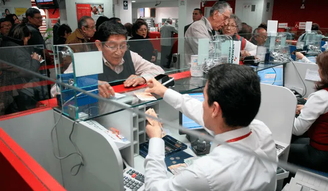 Jubilado haciendo transacción en sede del Banco de la Nación. Foto: BN   