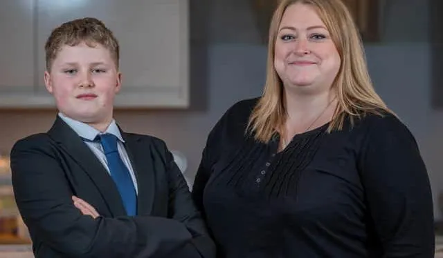 Luke Scotney, de 11 años junto a su madre y socia comercial, Michelle Scotney, de 40 años. Foto: peterboroughtoday   