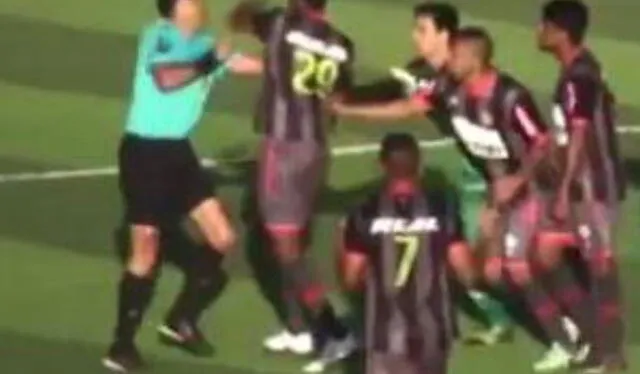 Momento en el que Conde agrede a Ramón Blanco. Foto: Captura Best Cable   