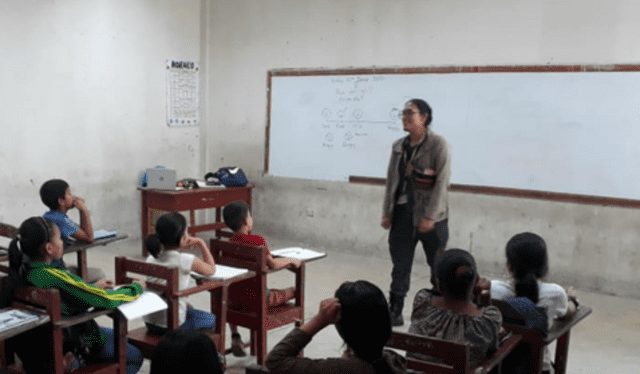 lan Portocarrero enseña idiomas a niños y niñas de un colegio de Iquitos de forma gratuita. Foto: Alan Portocarrero/cortesía   