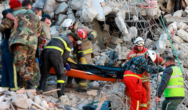 Los rescates continúan a contra reloj tras la superación de 72 horas que una persona en promedio tiene para sobrevivir atrapada bajo los escombro. Foto: AFP   