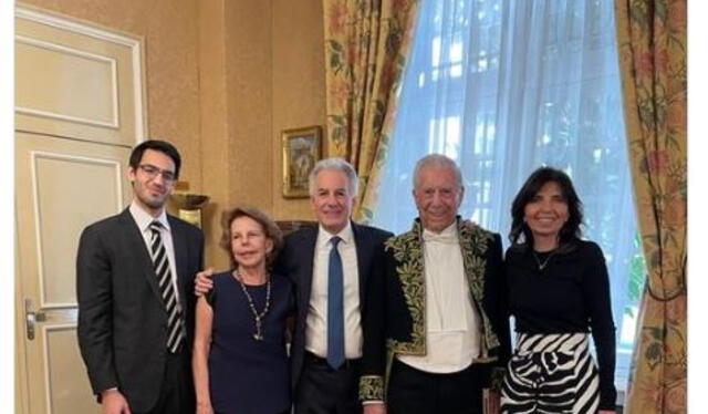  Mario Vargas Llosa junto con su hijo Álvaro y su exmujer Patricia Llosa. Foto: Twitter 