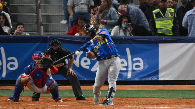 En un duelo de béisbol, el equipo local siempre comienza el primer inning en el campo. Foto: Serie del Caribe   