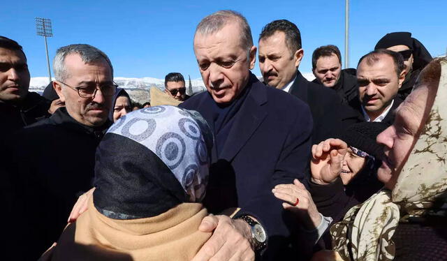  Recep Tayyip Erdoga visitó la provincia de Hatay (sur), una de las más afectadas, tras los terremotos de 7.8 y 7.5 que azotaron al país. Foto: The Economic Times    