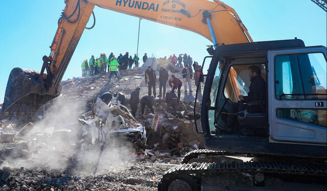  &nbsp;Rescatistas y civiles buscan sobrevivientes bajo los escombros de edificios derrumbados en Nurdagi, en el campo de Gaziantep. Foto: AFP    