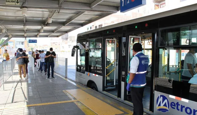  Efectivos de la Policía Nacional del Perú o miembros del Cuerpo General de Bomberos Voluntario tienen derecho al pase libre en el servicio de transporte público. Foto: ATU   