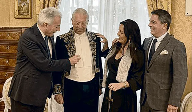 Mario Vargas Llosa junto a sus hijos, Morgana, Álvaro y Gonzalo. (Fuente: Twitter Morgana)   